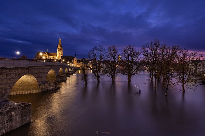 Regensburg bei Hochwasser zur blauen Stunde (418_MG_0263)